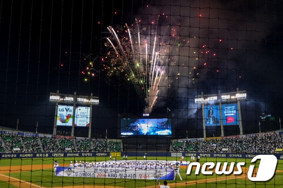 두산 베어스 선수단이 22일 서울 잠실야구장에서 열린 프로야구 '2016 타이어뱅크 KBO 리그' kt 위즈와 두산 베어스의 경기에서 승리, 정규시즌 우승을 차지한 후 기념촬영을 하고 있다. 2016.9.22/뉴스1 ⓒ News1 유승관 기자