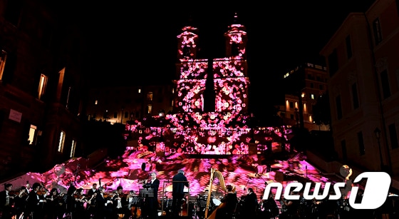 이탈리아 로마 관광명소인 '스페인 계단'이 22일(현지시간) 개장식 조명에 휩싸여 있다. ⓒ AFP=뉴스1