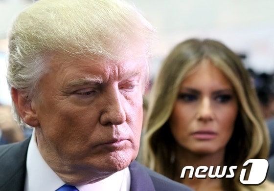 어두운 표정의 도널드 트럼프와 부인 멜라니아가 26일(현지시간) 1차 대선토론을 마치고 토론장을 나서고 있다. ⓒ AFP=뉴스1