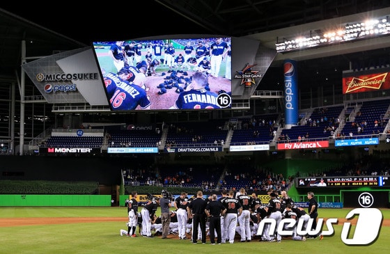 마이애미 말린스 선수들이 27일(한국시간) 뉴욕 메츠와의 경기에서 승리를 거둔 뒤 마운드에 모여 호세 페르난데스를 추모하고 있다. ⓒ AFP=News1