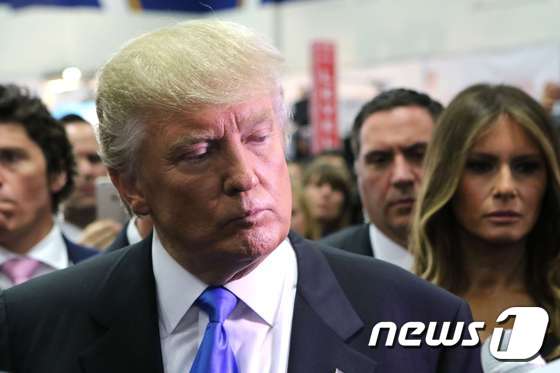 도널드 트럼프 미국 공화당 대선후보가 26일(현지시간) 뉴욕의 TV토론장을 나서면서 언론 인터뷰를 진행하고 있다. ⓒ AFP=뉴스1
