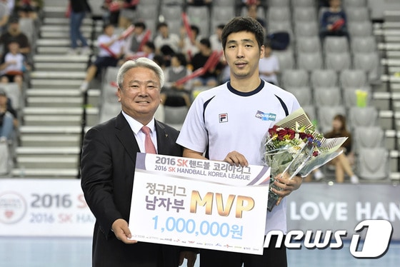 2016 SK핸드볼코리아리그 정규리그 MVP에 선정된 윤시열(두산)이 김진수 조직위원장과 포즈를 취하고 있다. (대한핸드볼협회 제공). ⓒ News1