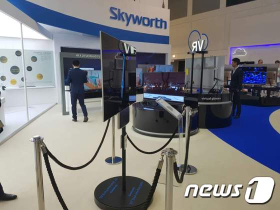 독일 베를린에 전시된 중국 스카이워스의 '양면 OLED TV'. ⓒ News1