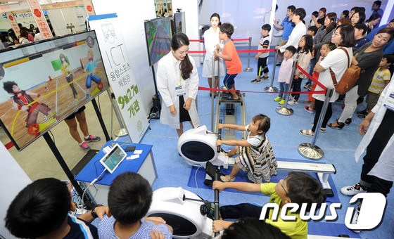 문체부와 국민체육진흥공단이 체육활동 취약 아동이 많은 초등학교를 대상으로 가상현실스포츠실 지원 사업을 실시한다. ⓒ News1 이종현 기자