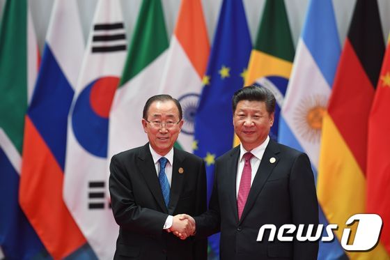 반기문 유엔 사무총장이 지난 9월 주요20개국 (G20) 정상회의가 열린 항저우국제전시장에서 시진핑 중국 국가주석과 악수하고 있다.. ⓒ AFP=뉴스1