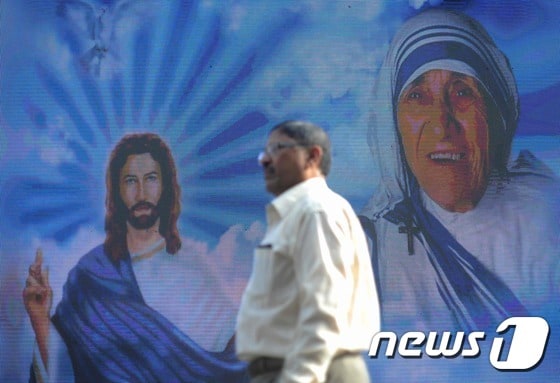 인도 뭄바이에서 불쪽으로 72㎞떨어진 비라르에 위치한 성녀 마더테레사 성당에서 열린 테레사 수녀 성인 추대 기념행사에 참석한 인도의 한 가톨릭 교도. ⓒ AFP=뉴스1