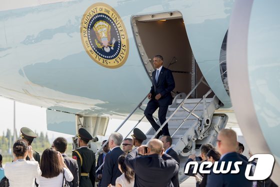 버락 오바마 미국 대통령이 3일(현지시간) 오후 주요 20개국(G20) 정상회의 참석을 위해 중국 항저우 샤오산(蕭山)공항에 내리고 있다. ⓒ AFP=뉴스1