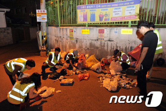 불법 배출된 쓰레기를 분리수거하는 모습(뉴스1 DB) ⓒ News1 박하림 기자