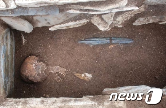 청동기시대 석관묘에서 발굴된 인골과 비파형청동검의 모습. 문화재청 ⓒ News1
