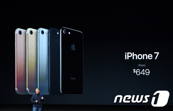 애플은 7일(현지시간) 미국 샌프란시스코 미국 샌프란시스코 빌 그레이엄 시빅 오디토리엄에서 신제품 공개행사를 열고 '아이폰7', '아이폰7 플러스', '애플워치2', '에어팟' 등을 공개했다.  ⓒ AFP=News1 
