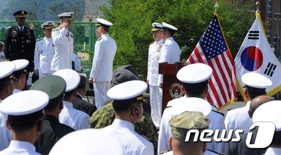 지난해 9월 8일 오전 부산 해군작전사령부 기지 CNFK 앞에서 CNFK 사령관 이취임식이 열리고 있다. 이날 전임 빌 번 제독은 제 11항모강습단 사령관으로 부임했으며, 브래드 쿠퍼 제독이 신임 사령관으로 취임했다. 2016.9.8/뉴스1 ⓒ News1 여주연 기자