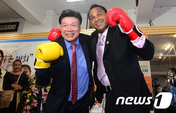 홍수환 한국권투위원회(KBC) 회장과 4전5기 신화의 상대 카라스키야가 9일 오후 서울 강남구 대치동 홍수환 스타복싱 체육관에서 권투글로브를 끼고  기념사진을 찍고 있다.  2016.9.9/뉴스1 ⓒ News1 박재만 인턴기자