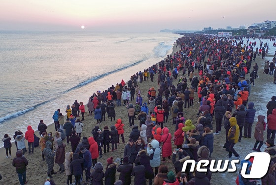 강원도 양양군 낙산해변에서 해맞이 하고있는 관광객들. (뉴스DB)