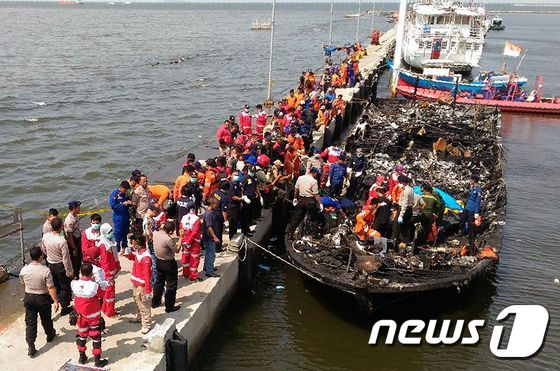 1일(현지시간) 인도네시아 자카르타 인근 해상에서 구조팀이 사고 선박을 수색하고 있다. ⓒ AFP=뉴스1