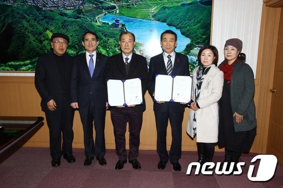 전북 정읍시(시장 김생기·왼쪽 네번째)와 기능성 화장품 생산업체인 ㈜에코드림(대표 박용철·세번째)이 11일 시장실에서 첨단과학산업단지 내 공장 신설 투자에 대한 협약을 체결했다. (뉴스1/DB)ⓒ News1