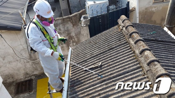 제주시가 도로변 등에 방치된 폐슬레이트를 전량 수거. 처리한다. 석면 슬레이트 철거장면. / 뉴스1