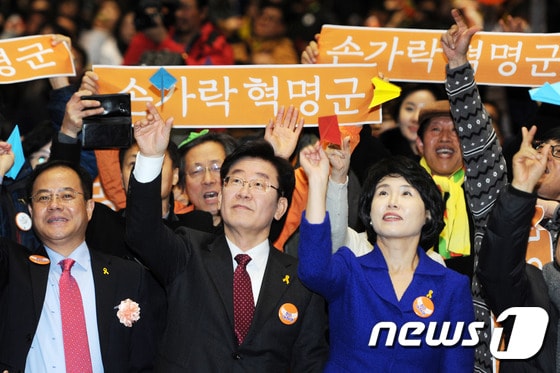 2017년 1월 15일 당시 이재명 성남시장이 광주 서구 김대중컨벤션선터에서 열린 손가락혁명군 출정식에서 희망 메시지를 적은 종이비행기를 날리고 있다. 2017.1.15 ⓒ 뉴스1 DB