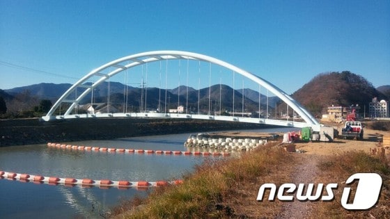 창원시 마산합포구 진동면 ‘진동 보도교’ 완공(창원시제공)2017.1.17/뉴스1ⓒ News1