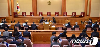 박한철 헌법재판소장이 17일 오후 서울 종로구 헌법재판소 대심판정에서 열린 '박근혜 대통령 탄핵심판 6차 변론기일'을 진행하고 있다. . 2017.1.17/뉴스1 ⓒ News1 신웅수 기자