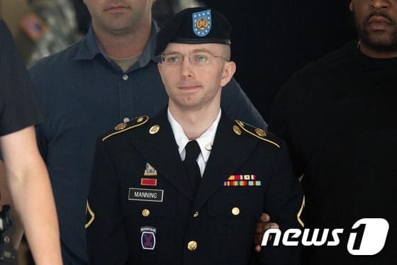 지난 2013년 7월 군법정을 나서는 매닝 전 일병. ⓒ AFP=뉴스1