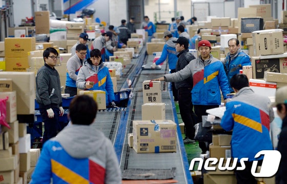 설 연휴를 일주일여 앞둔 18일 오전 서울 금천구 CJ대한통운 가산동 터미널에서 택배기사들이 택배를 분류하고 있다. 2017.1.18/뉴스1 ⓒ News1 안은나 기자