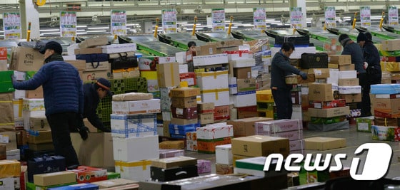 우정사업본부 물류센터 직원들이 서울 광진구 동서울우편물류센터에서 소포와 택배를 분류하는 모습/뉴스1 ⓒ News1