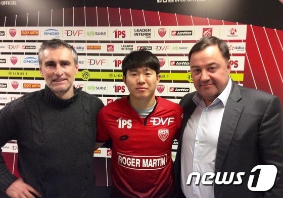 프랑스 리그1 디종FCO에 입단한 권창훈(가운데) (디종 페이스북 캡처) ⓒ News1