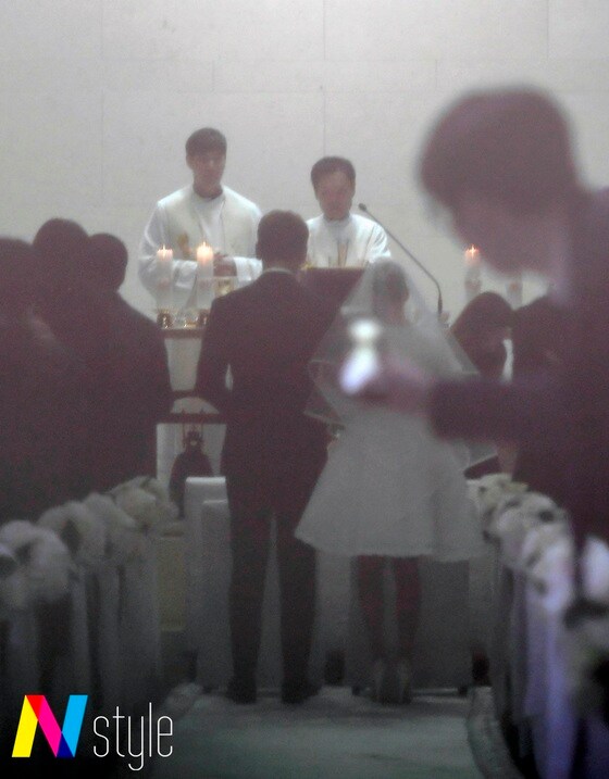 천주교 예식 중인 비와 김태희 부부 / 뉴스1 DB ⓒ News1