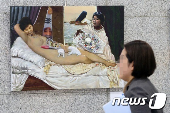 24일 오전 서울 여의도 국회 의원회관에서 열린 시국비판 풍자 전시회인 ‘곧, 바이!(soon bye)’전에서 방문객이 전시를 관람하고 있다. 2017.1.24/뉴스1 ⓒ News1 손형주 기자