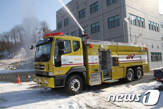 충북 옥천소방서가 대형·특수화하는 화재에 효과적으로 대처할 신형 고성능 화학 소방차를 도입해 24일 시험가동하고 있다.(옥천소방서 제공).2017.01.24..ⓒ News1