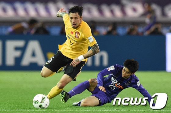 광저우 에버그란데의 수비수 장린펑(왼쪽) ⓒ AFP=News1