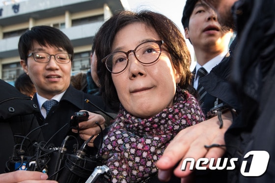 저서 ''제국의 위안부''에서 일본군 위안부 피해자들을 '매춘' 등으로 표현해 명예를 훼손한 혐의로 기소된 박유하 세종대 교수(60)가 25일 서울 광진구 동부지법에서 열린 1심 선고 공판에서 무죄를 선고받은 후 법원을 나서고 있다. 2017.1.25/뉴스1 ⓒ News1 유승관 기자