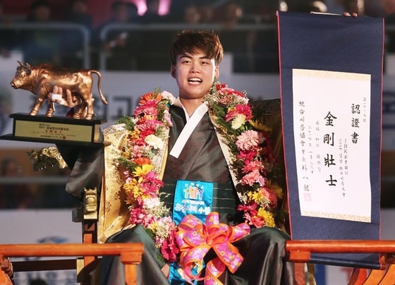 충청남도 예산군 윤봉길체육관에서 열린 'IBK기업은행 2017 설날장사씨름대회' 금강장사(90kg이하)에 오른 이승호가 꽃가마에 올라 포즈를 취하고 있다. (통합씨름협회 제공) ⓒ News1