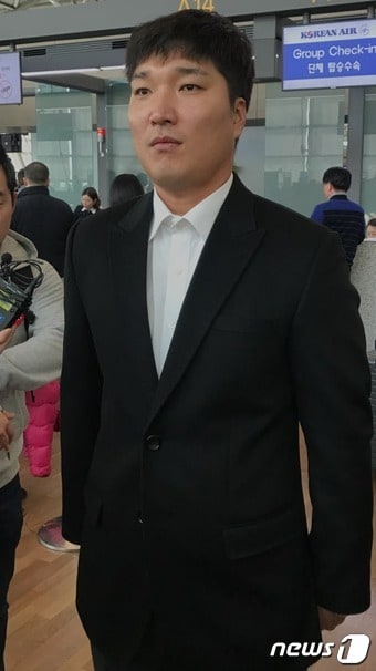 kt 위즈 최고참 이진영이 31일 미국 애리조나 출국을 앞두고 취재진에게 각오를 밝히고 있다. ⓒ News1