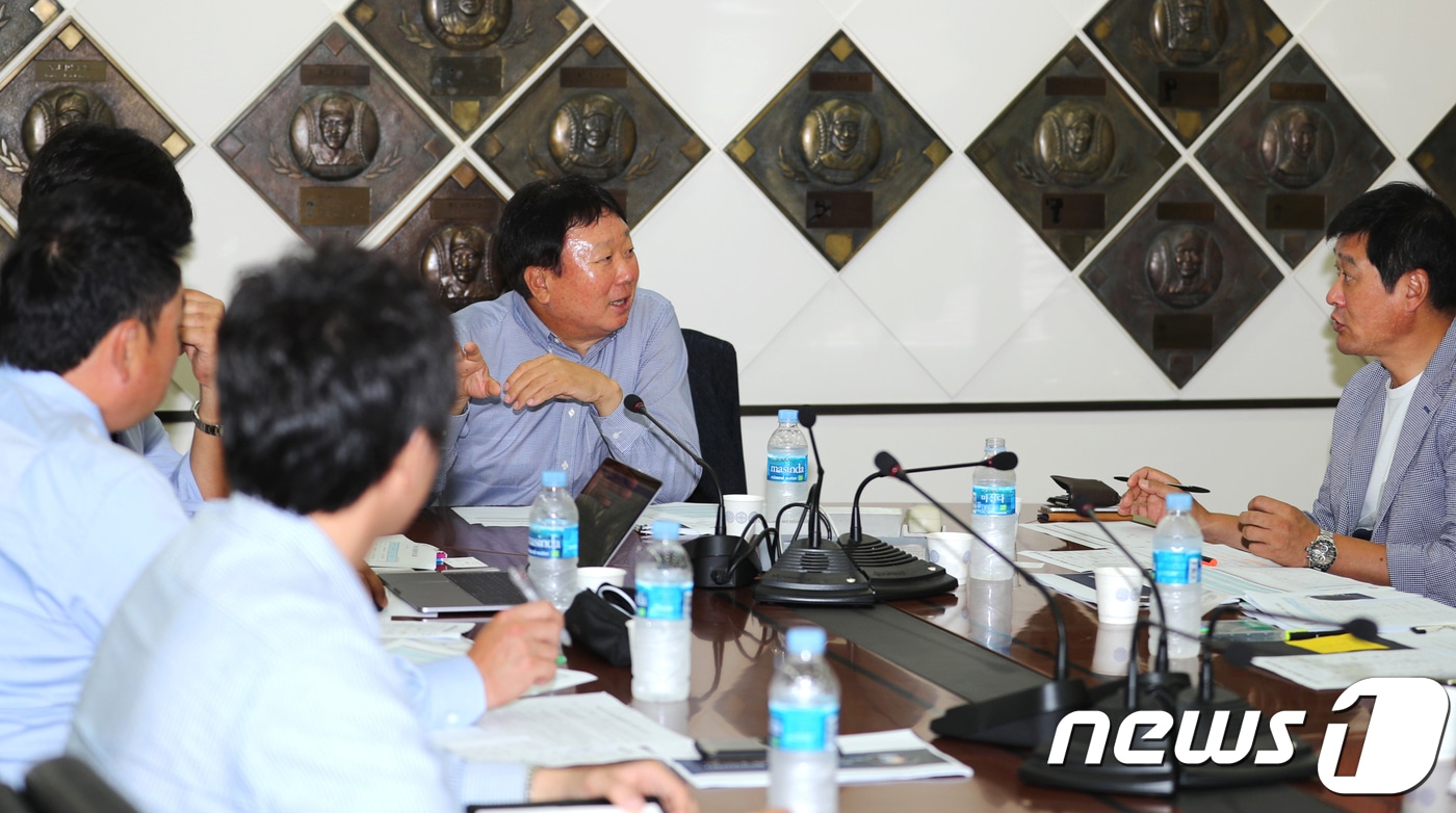 선동열 야구 국가대표 감독과 코칭스태프는 10일 서울 강남구의 야구회관에서 회의를 열고 아시아프로야구챔피언십에 나설 25인의 최종 엔트리를 확정했다./뉴스1 DB ⓒ News1 임준현 인턴기자