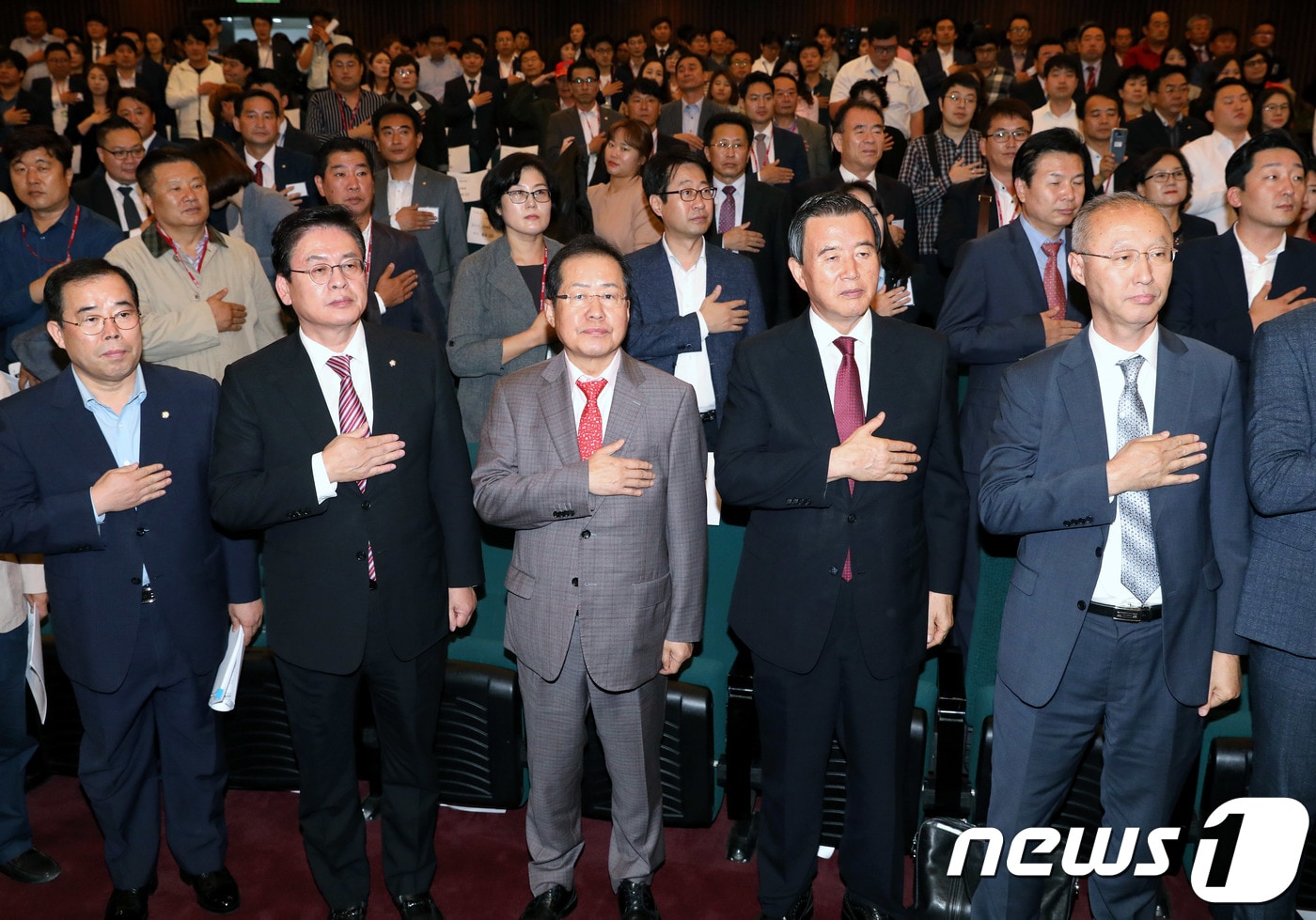 홍준표 전 대구시장이 자유한국당 대표 시절이었던 2017년 10월 11일  당시 정우택 원내대표, 홍문표 사무총장, 박성중 홍보본부장 등이 서울 여의도 국회도서관 대강당에서 열린 당 SNS 역량강화를 위한 SNS담당자 워크샵에서 국민의례를 하고 있는 모습. (사진은 기사 내용과 무관함) / 뉴스1 ⓒ News12017.10.11/뉴스1 ⓒ News1 박정호 기자