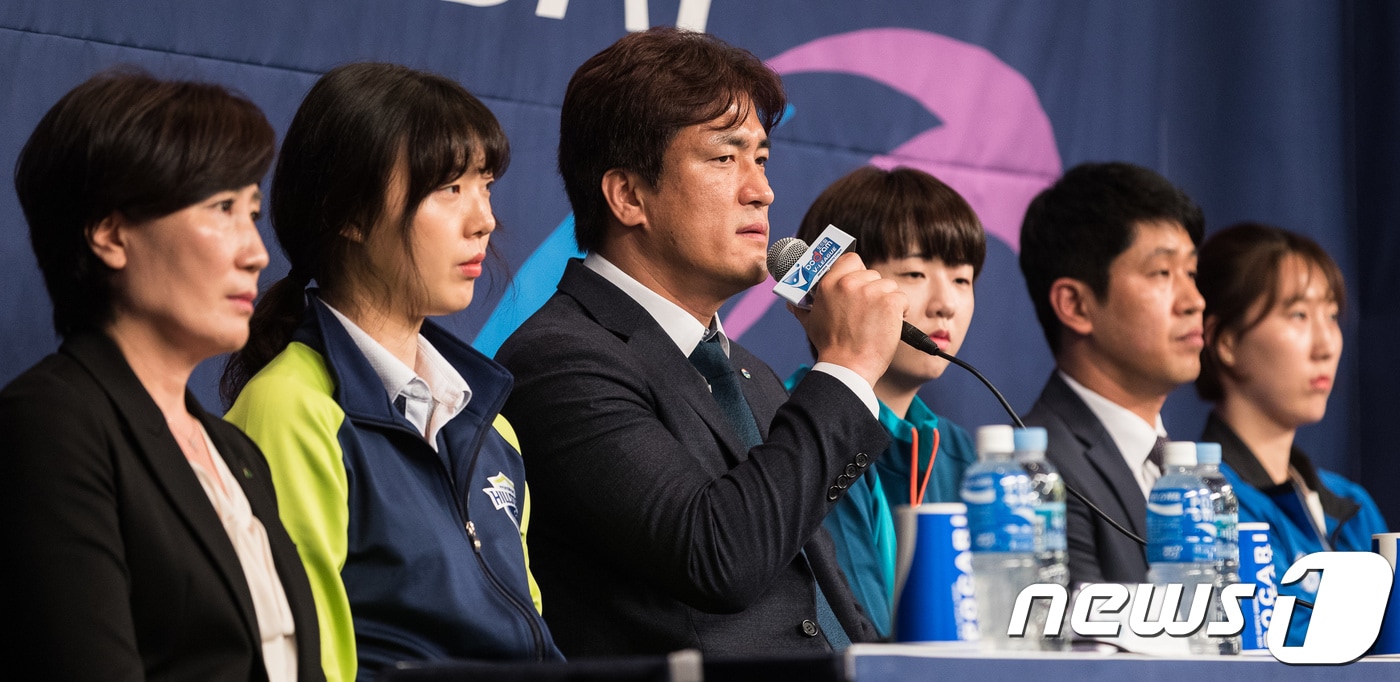 차상현 GS칼텍스 감독이 11일 오후 서울 강남구 리베라호텔에서 열린 2017-2018 프로배구 여자부 미디어데이에서 시즌 포부를 밝히고 있다. 2017.10.11/뉴스1 ⓒ News1 유승관 기자