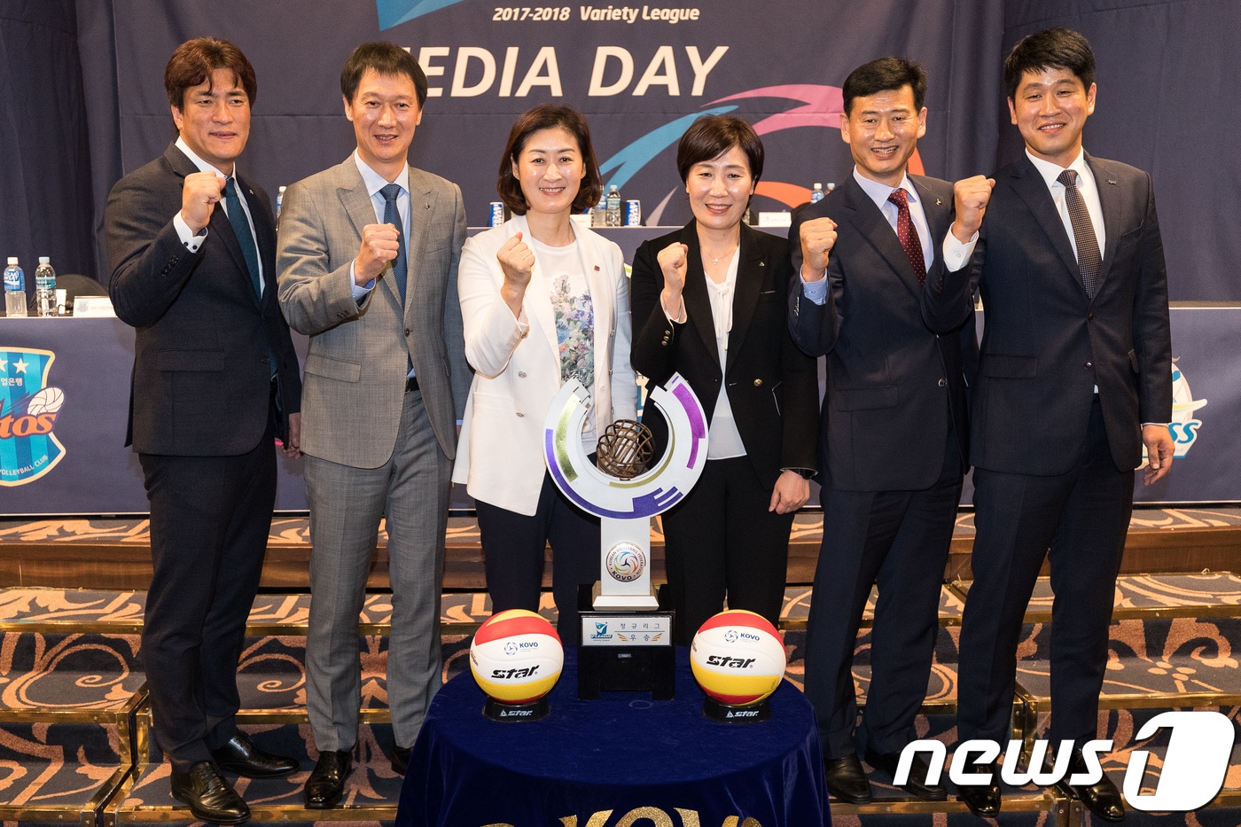 11일 오후 서울 강남구 리베라호텔에서 열린 2017-2018 프로배구 여자부 미디어데이에서 각 팀 감독들이 우승컵과 함께 포즈를 취하고 있다. 왼쪽부터 GS칼텍스 차상현, IBK기업은행 이정철, 흥국생명 박미희, 현대건설 이도희, KGC인삼공사 서남원, 한국도로공사 김종민 감독. 2017.10.11/뉴스1 ⓒ News1 유승관 기자