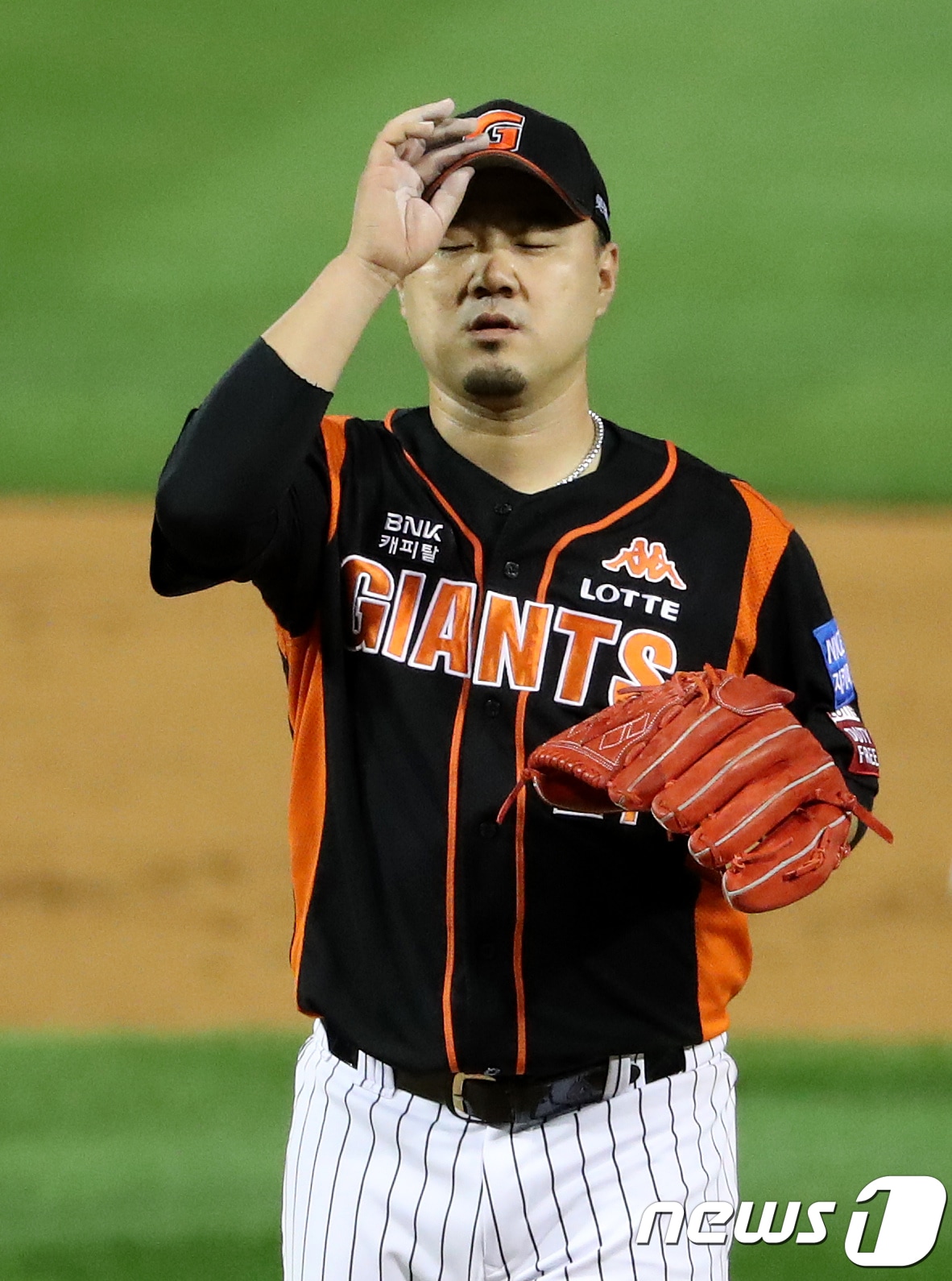 11일 오후 경남 창원 마산야구장에서 열린 프로야구 '2017 KBO 포스트시즌 준플레이오프' 3차전 롯데자이언츠와 NC다이노스의 경기 1회말 NC 공격 롯데 선발투수 송승준이 2사 주자 1,2루 상황 NC 권희동에게 1타점 적시타를 맞고 모자를 고쳐쓰고 있다.. 2017.10.11/뉴스1 ⓒ News1 이승배 기자