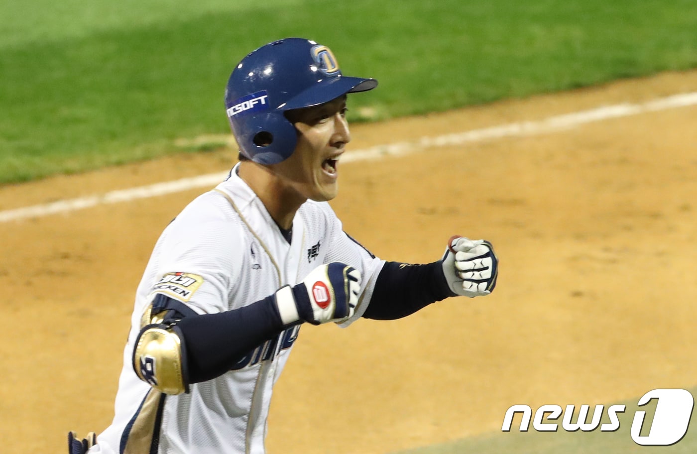 11일 오후 경남 창원 마산야구장에서 열린 프로야구 '2017 KBO 포스트시즌 준플레이오프' 3차전 롯데자이언츠와 NC다이노스의 경기 3회말 NC 공격 2사 주자 2루 상황 노진혁이 2점 홈런을 치고 기뻐하고 있다. 2017.10.11/뉴스1 ⓒ News1 이승배 기자