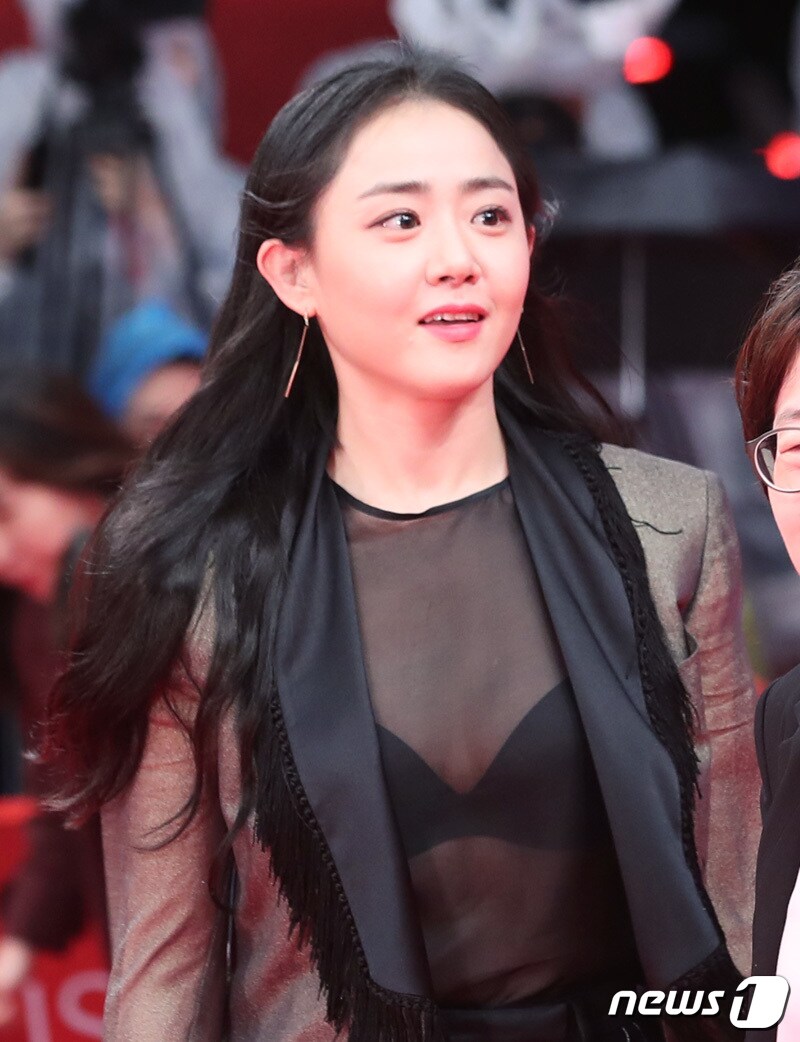 배우 문근영이 12일 오후 부산 해운대 영화의 전당에서 열린 제22회 부산국제영화제 개막식 레드카펫 행사에 참석하고 있다. 2017.10.12/뉴스1 ⓒ News1 권현진 기자