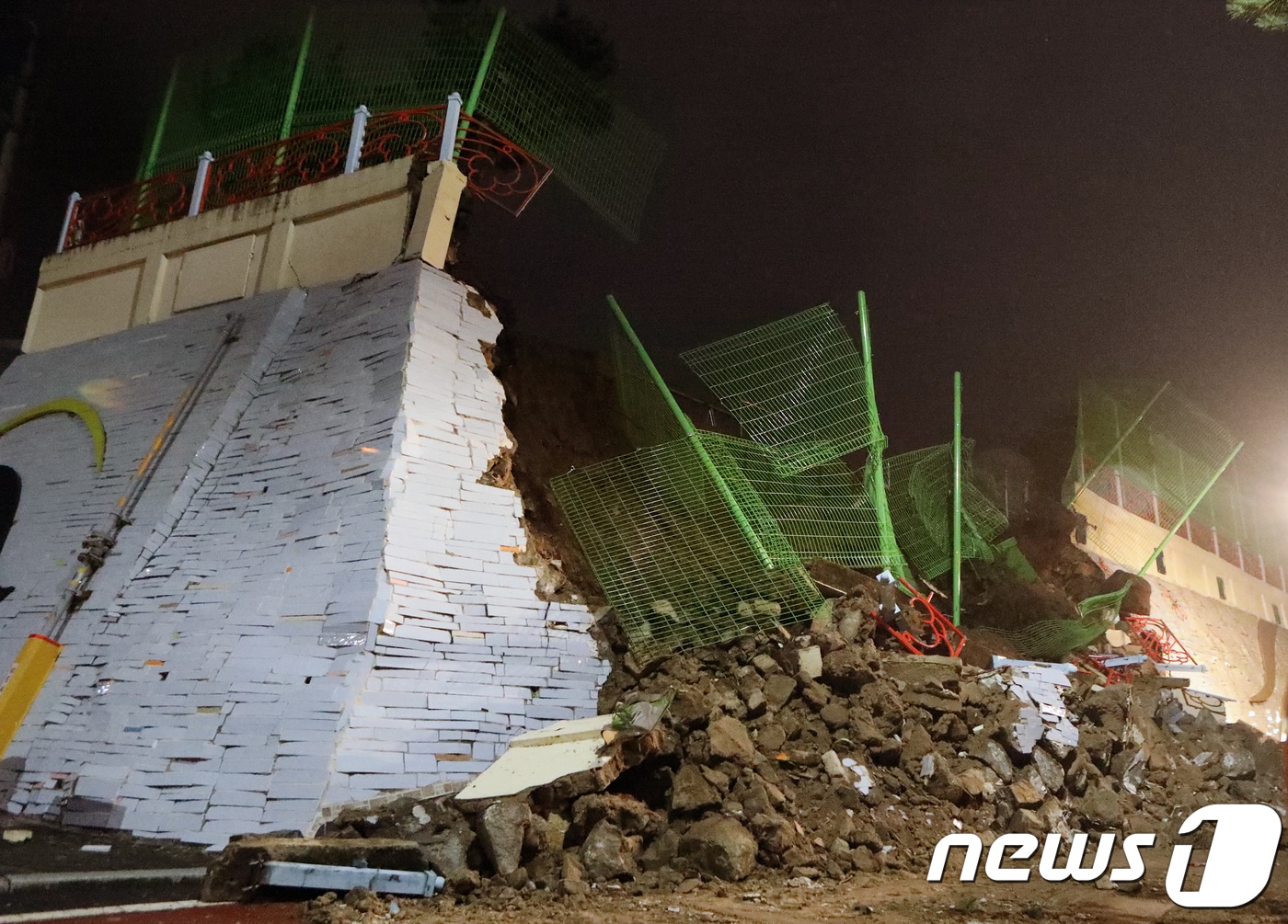 12일 오후 8시20분쯤 경북 안동시 동부길에서 한 초등학교의 축대가 붕괴되는 사고가 발생해 안동시와 건설업체 관계자 등이 긴급 복구 작업에 나서고 있다. 2017.10.12/뉴스1 ⓒ News1 피재윤 기자