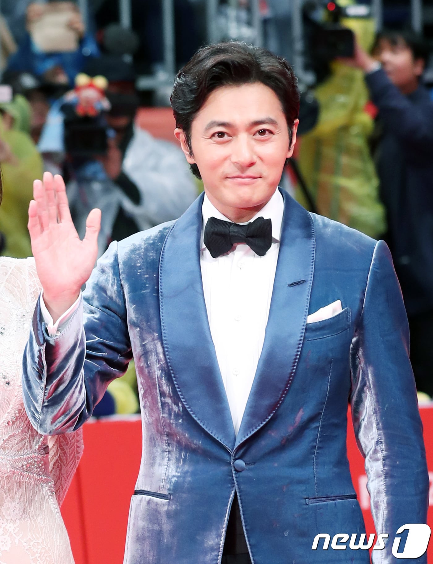 배우 장동건이 12일 오후 부산 해운대 영화의 전당에서 열린 제22회 부산국제영화제 개막식 레드카펫 행사에 참석해 포즈를 취하고 있다. 2017.10.12/뉴스1 ⓒ News1 권현진 기자