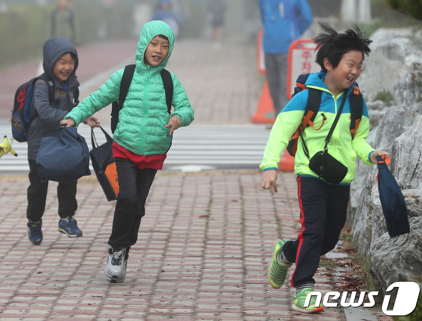 13일 오전 충남 한 초등학교 앞에서 학생들이 두꺼운 외투를 입고 등교를 하고 있다. 2017.10.13/뉴스1 ⓒ News1 주기철 기자