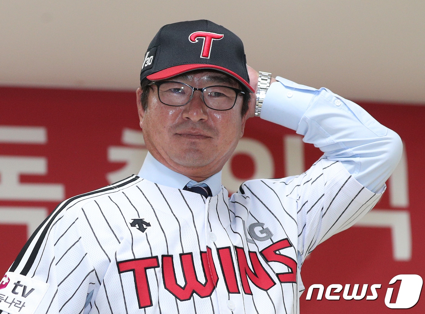 류중일 신임 LG 트윈스 감독이 13일 오후 서울 잠실야구장에서 열린 본인의 취임식에서 유니폼을 입고 있다. 류 감독은 계약기간 3년에 총액 21억원(계약금 6억원·연봉 5억원)으로 국내 감독 최고 대우를 받는다. 2017.10.13/뉴스1 ⓒ News1 신웅수 기자