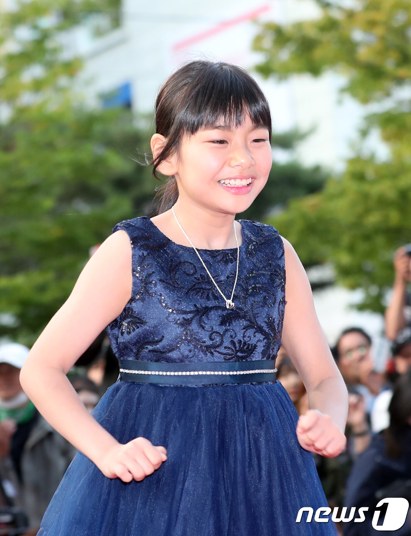 아역배우 김수안이 13일 오후 부산 벡스코 오디트리움에서 열린 ‘부일 영화상’ 레드카펫 행사에 참석하고 있다. 2017.10.13./뉴스1 ⓒ News1 권현진 기자