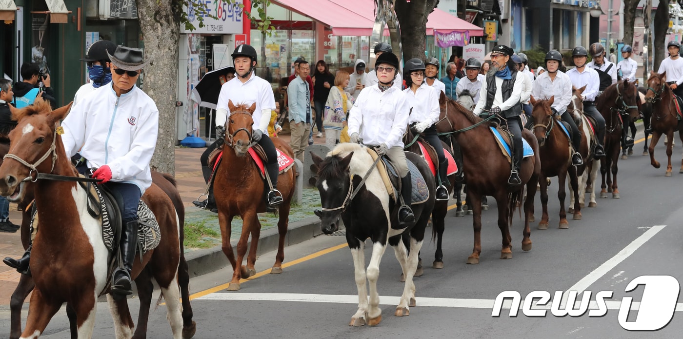 제주 '고마로 마(馬)문화축제'에서 열리는 말 퍼레이드. /뉴스1 ⓒ News1 
