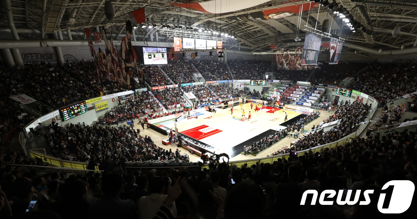 '2017-2018 정관장 프로농구' 개막전이 열린 14일 경기 안양시 안양실내체육관에서 관중들이 안양 KGC와 서울 삼성과의 경기를 관람하고 있다. 2017.10.14/뉴스1 ⓒ News1 황기선 기자