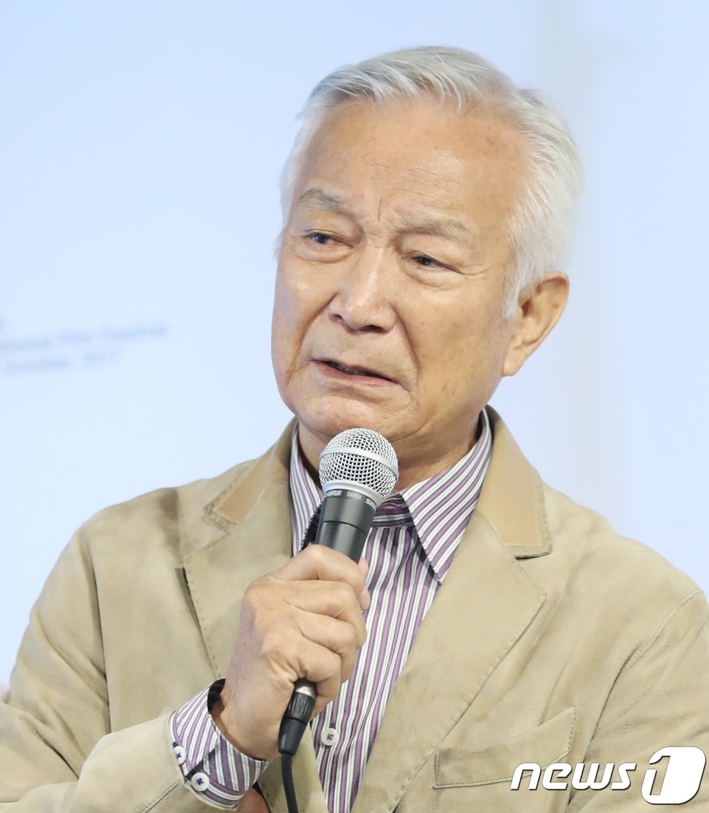 암 투병 중인 배우 신성일이 15일 오전 부산 영화의 전당 두레라움에서 '제22회 부산국제영화제' 일환으로 열린 기자회견에 참석해 취재진 질문에 답하고 있다. 2017.10.15./뉴스1 ⓒ News1 권현진 기자