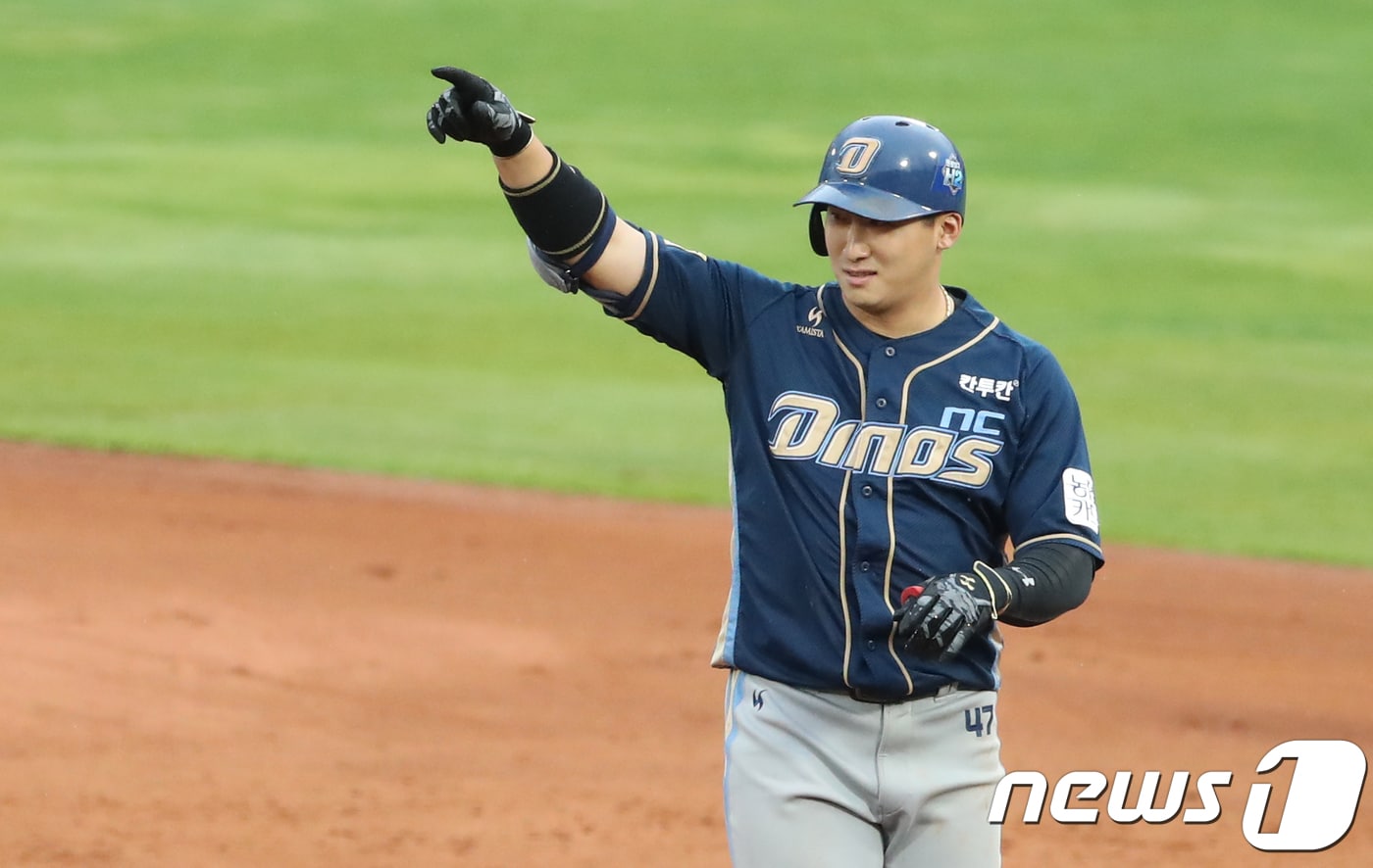 15일 오후 부산 사직야구장에서 열린 프로야구 '2017 KBO 포스트시즌 준플레이오프' 5차전 롯데자이언츠와 NC다이노스의 경기 5회초 NC 공격 2사 주자 만루 상황 나성범이 2타점 적시타를 치고 기뻐하고 있다. 2017.10.15/뉴스1 ⓒ News1 이승배 기자